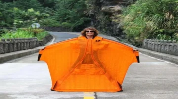 مصرع أسطورة الرياضات الجوية.. حادث اصطدام بمعلم تاريخي في كيب تاون